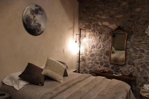 Ένα ή περισσότερα κρεβάτια σε δωμάτιο στο Vecchia Luna: El refugio más acogedor de Valqui
