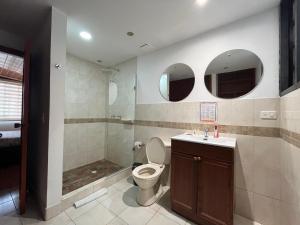 Koupelna v ubytování HOSTAL SEP7IMO ARTE + 36 fotografií