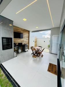 a living room with a table and chairs at Casa disponível para a COP in Ananindeua