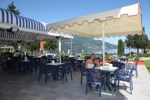 A restaurant or other place to eat at Garnì Bellavista