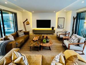 Μια τηλεόραση ή/και κέντρο ψυχαγωγίας στο Luxury 5 Bedroom House Pinnacle Point Golf Estate