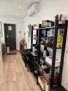 een kamer met een tafel en planken met eten bij The Old Town House by Freetimealgarve in Faro