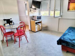 Kuchyňa alebo kuchynka v ubytovaní Appartement charmant à Saint-Jean-de-Monts 25m² avec terrasse