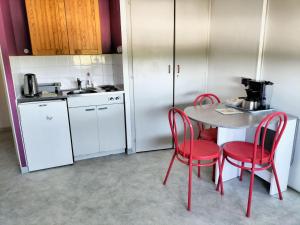 Kuchyňa alebo kuchynka v ubytovaní Appartement charmant à Saint-Jean-de-Monts 25m² avec terrasse