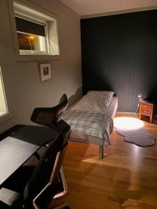 トロムソにあるModerne villa ved havet 3 soverom og 2 badのベッド2台と窓が備わる小さな客室です。