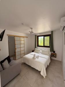 Ένα ή περισσότερα κρεβάτια σε δωμάτιο στο MOOREA CHILL and BEACH LODGE
