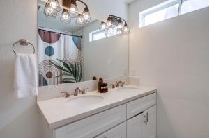ein Badezimmer mit Waschbecken und Spiegel in der Unterkunft Urban Spanish Bungalow in San Diego + 30 Fotos