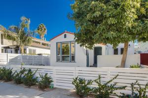ein weißes Haus mit einem weißen Zaun in der Unterkunft Urban Spanish Bungalow in San Diego