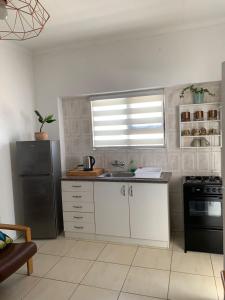 Η κουζίνα ή μικρή κουζίνα στο Home Away From Home 1