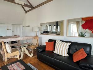 タインマスにあるLongsands House, Tynemouth Victorian Residenceの黒いソファとテーブルのあるリビングルーム