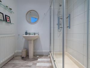 タインマスにあるLongsands House, Tynemouth Victorian Residenceの洗面台とシャワー付きのバスルーム +76枚の写真