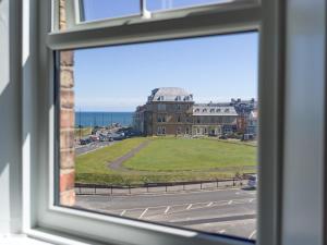タインマスにあるLongsands House, Tynemouth Victorian Residenceの窓から建物の景色を望めます。