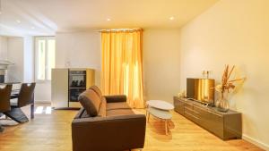 un soggiorno con un divano e una televisione di Suite Pascal by Monarca Business and Holidays - Bastia a Bastia Altre 11 foto