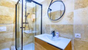 un bagno con lavandino e doccia di Suite Pascal by Monarca Business and Holidays - Bastia a Bastia