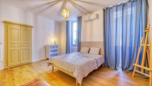 una camera da letto con un letto e una finestra di Suite Pascal by Monarca Business and Holidays - Bastia a Bastia