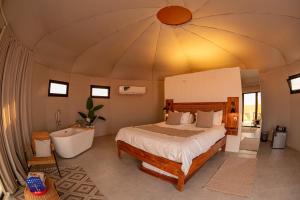 Postel nebo postele na pokoji v ubytování Starry Domes Desert Camp