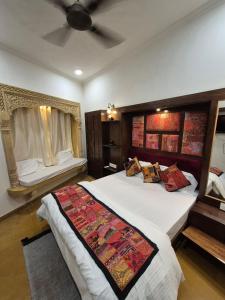 En eller flere senge i et værelse på Shri Villa Boutique Homestay