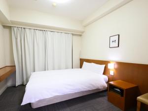 Dormy Inn Kanazawa Natural Hot Spring客房内的一张或多张床位
