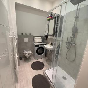 ゾーリンゲンにあるMonteurwohnung oder Messewohnung inklusive Fitness Studioのシャワー、トイレ、洗面台を備えたバスルーム