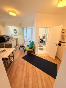 ゾーリンゲンにあるMonteurwohnung oder Messewohnung inklusive Fitness Studioのテーブルとキッチンのあるリビングルーム