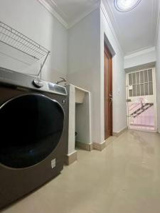サントドミンゴにあるOasis Colonialの部屋の中に大きなテレビがあるリビングルーム