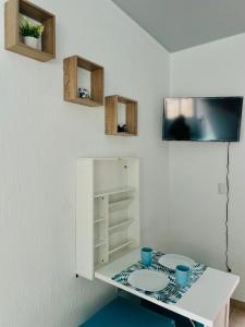 Et tv og/eller underholdning på La Petite Santa Ana