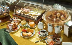 uma mesa coberta com pratos de comida por cima em Hotel Borgo Verde em Catânia