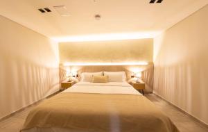 Una cama o camas en una habitación de Sonata 44 Hotel Laureles