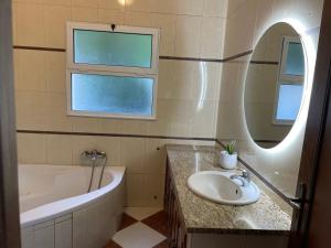 Bilik mandi di Casa dos Plátanos quarto branco