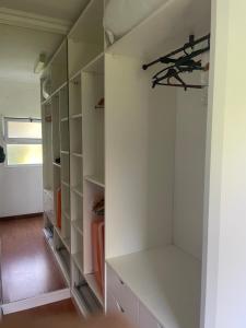 Gambar di galeri bagi Casa dos Plátanos quarto branco di Rabo de Peixe