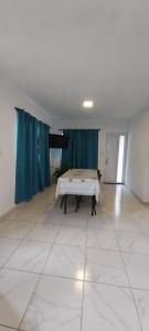 ein Zimmer mit einem Bett in der Mitte in der Unterkunft CASA - HAUS - Villa Cura Brochero in Villa Cura Brochero