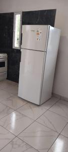 einen weißen Kühlschrank mit Gefrierfach in der Küche in der Unterkunft CASA - HAUS - Villa Cura Brochero in Villa Cura Brochero