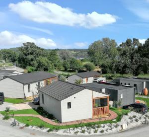 widok z góry na dom z garażem w obiekcie Chalet enchanteur à Arzal avec vue sur lac et piscine partagée w mieście Arzal