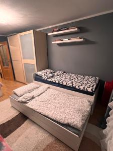 Ένα ή περισσότερα κρεβάτια σε δωμάτιο στο Zaremba - Apartament Rodzinny w Centrum