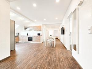a kitchen with white cabinets and a table and chairs at Tolstov Apartments - City Center Apartments with 5 Rooms - 10 Min Messe DUS in Düsseldorf