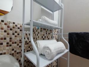 Un toallero con toallas en un baño. en Magnolia Andina, en Cusco 51 fotos más