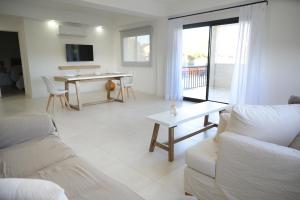 a living room with a couch and a table at Villa Artalaz in Colón
