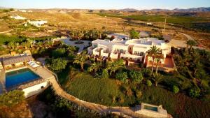 widok z lotu ptaka na dom z basenem w obiekcie Real Agua Amarga La Joya - Adults Only w mieście Agua Amarga