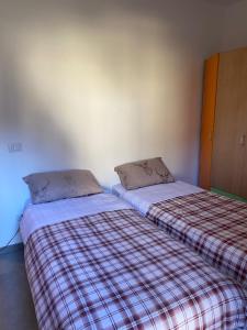 Postel nebo postele na pokoji v ubytování yellow house