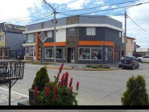 un bâtiment avec une voiture garée en face d'une rue dans l'établissement Departamento Amoblado 2 dormitorios, à Río Grande