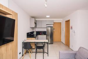 a kitchen with a table and chairs in a room at Deluxe Independência 915 Central Piscina/Academia in Juiz de Fora
