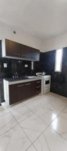 eine Küche mit Spüle und Herd in der Unterkunft CASA - HAUS - Villa Cura Brochero in Villa Cura Brochero