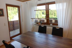 a dining room with a wooden table and a window at Fewo Anna - ruhig gelegen, mitten in der Natur, unmittelbar am Neckarsteig in Neckarsteinach +12 photos