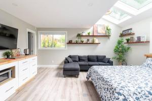 Una cocina o cocineta en ENTIRE BACHELOR UNIT EN-SUITE UPTOWN WATERLOO - e4
