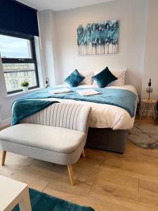 En eller flere senge i et værelse på Luxury Super-King Bed Flat in Town Centre