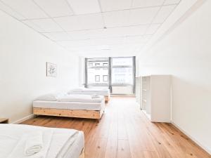 Postel nebo postele na pokoji v ubytování Tolstov Apartments - City Center Apartment with 5 Rooms - 10 Min Messe DUS