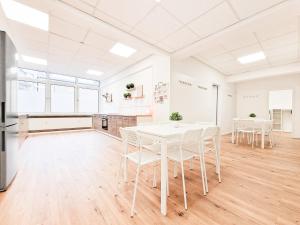 Kuchyň nebo kuchyňský kout v ubytování Tolstov Apartments - City Center Apartment with 5 Rooms - 10 Min Messe DUS + 11 fotografií