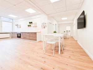 TV a/nebo společenská místnost v ubytování Tolstov Apartments - City Center Apartment with 5 Rooms - 10 Min Messe DUS