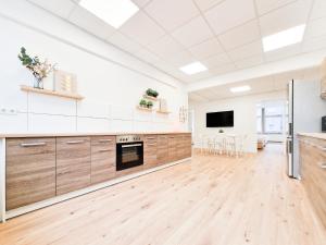 Kuchyň nebo kuchyňský kout v ubytování Tolstov Apartments - City Center Apartment with 5 Rooms - 10 Min Messe DUS