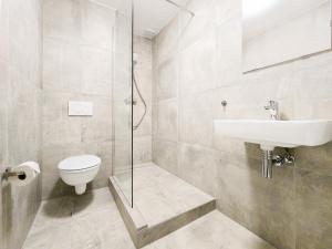 Koupelna v ubytování Tolstov Apartments - City Center Apartment with 5 Rooms - 10 Min Messe DUS